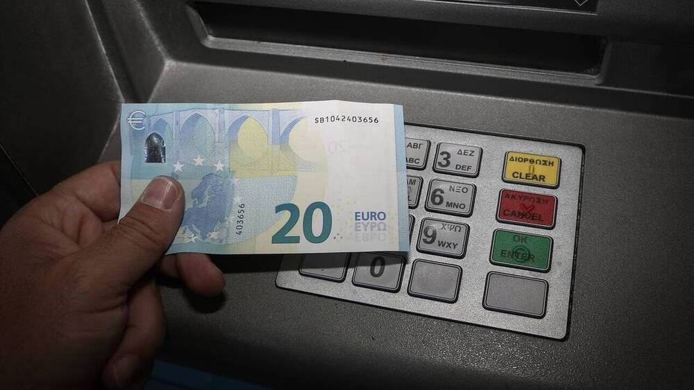 Αύξηση του κατώτατου μισθού: Αυτά είναι τα επιδόματα που συμπαρασύρει