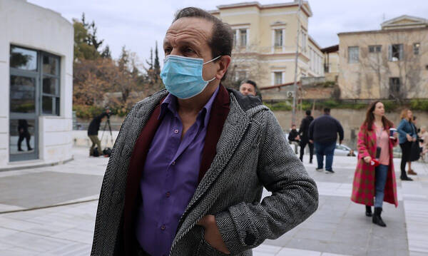 Χαμός στη δίκη Φιλιππίδη: Έξαλλος ο Μπιμπίλας πέταξε... λαχεία προς τη δικηγόρο του ηθοποιού