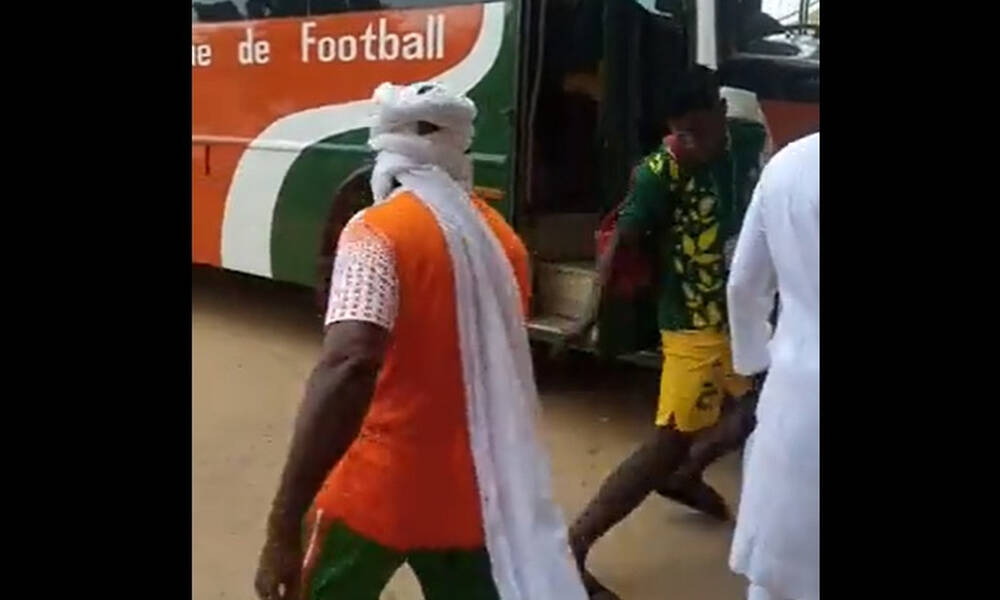 Αδιανόητο! Μάγοι ψεκάζουν με αίμα ποδοσφαιριστές στην Αφρική (video)