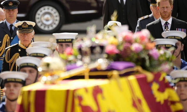 Live: Ο μεγαλειώδης αποχαιρετισμός της Βρετανίας στη Βασίλισσα Ελισάβετ - Σε εξέλιξη η τελετή