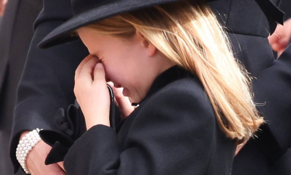 Κηδεία βασίλισσας Ελισάβετ: Η συγκλονιστική στιγμή που η 7χρονη πριγκίπισσα Σάρλοτ ξεσπά σε λυγμούς