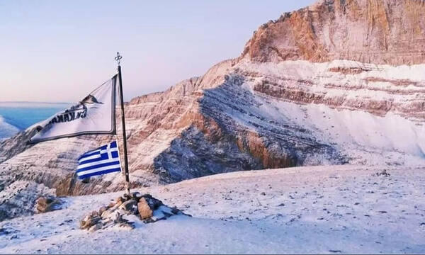 Άναψαν τα τζάκια στα ορεινά της Ηπείρου - Το πρώτο χιόνι στον Όλυμπο