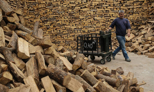 Πλαφόν στο περιθώριο κέρδους σε καυσόξυλα και πέλετ: Τι προβλέπει η τροπολογία