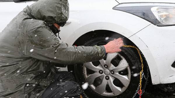 Αντιολισθητικές αλυσίδες: Υποχρεωτικές από σήμερα έως τον Απρίλιο στα οχήματα – Πρόστιμα έως 80 ευρώ