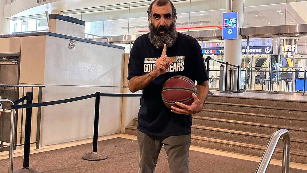 Ο «Έλληνας Steph Curry» έχει ταξί και προκαλεί τον κόσμο σε σουτάκια