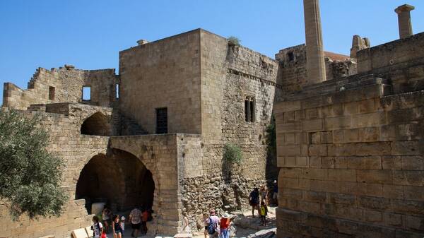 Ρόδος: Σπάει όλα τα ρεκόρ η τουριστική κίνηση στα Δωδεκάνησα