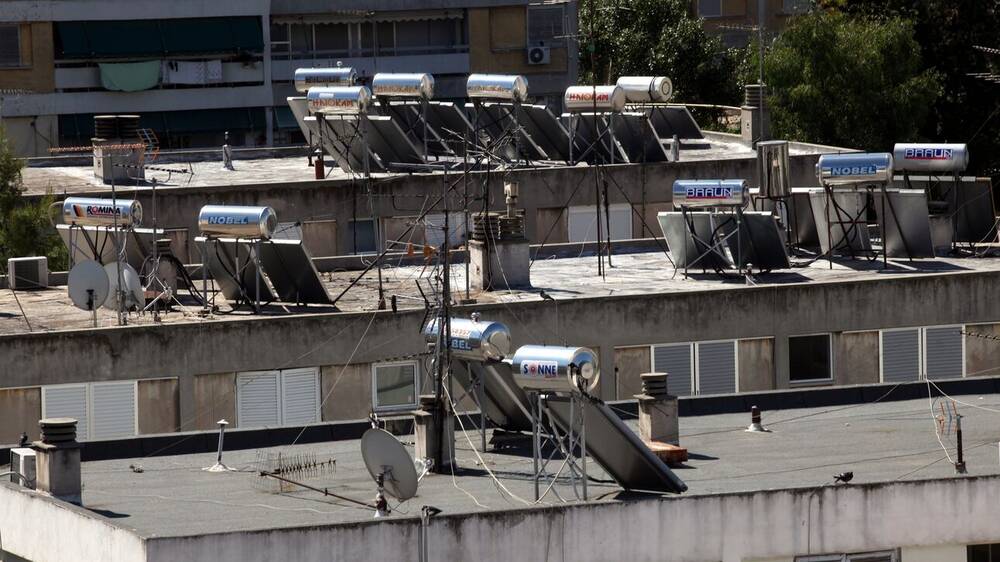 Ηλιακοί θερμοσίφωνες: Τι προβλέπει το πρόγραμμα επιδότησης και ποιους αφορά
