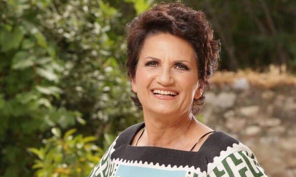 Πρωτοψάλτη: Ποζάρει με μαγιό στα 67 της στην «καρδιά» του φθινοπώρου