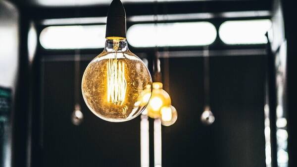 Ηλεκτρικό ρεύμα: Ποιες είναι οι ώρες αιχμής - Πώς θα μειώσετε την κατανάλωση