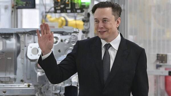 Elon Musk, πώς είναι να σε τρολάρει το ίδιο το Twitter;