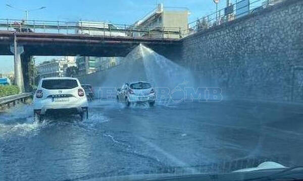 Τρομερό - Έσπασε αγωγός νερού στον Κηφισό και «πλένονται» τα αυτοκίνητα που περνάνε