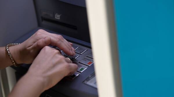 Επίδομα ακρίβειας: Ποιοι θα λάβουν «χριστουγεννιάτικο» βοήθημα 250 ευρώ