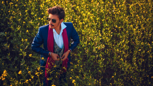 Πρέπει να το καταλάβεις, το φουλάρι δεν είναι ντροπή