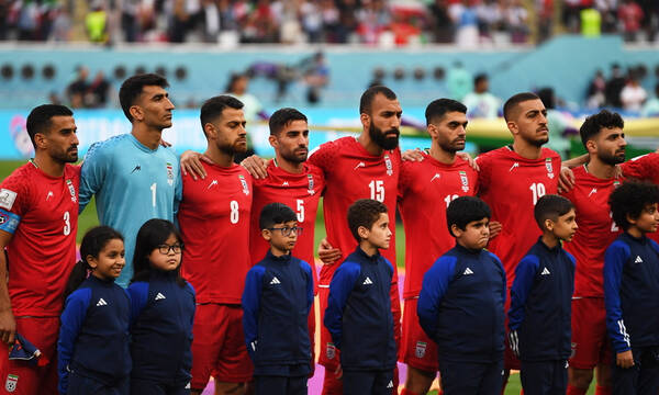 Μουντιάλ 2022: Στο πλευρό των γυναικών οι παίκτες του Ιράν - Δεν τραγούδησαν τον εθνικό ύμνο (vid)