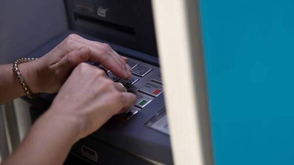 Επίδομα ακρίβειας: Χριστουγεννιάτικος μποναμάς για πάνω από 1,2 εκατ. δικαιούχους