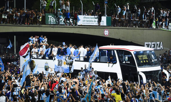 Αργεντινή Live: Παράνοια, πανζουρλισμός, έκσταση - Ξεκίνησε η παρέλαση της παρέας του Μέσι (vid)