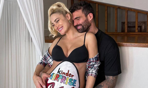 Τούνη: To φωτογραφικό άλμπουμ από το baby shower για τον γιο τους