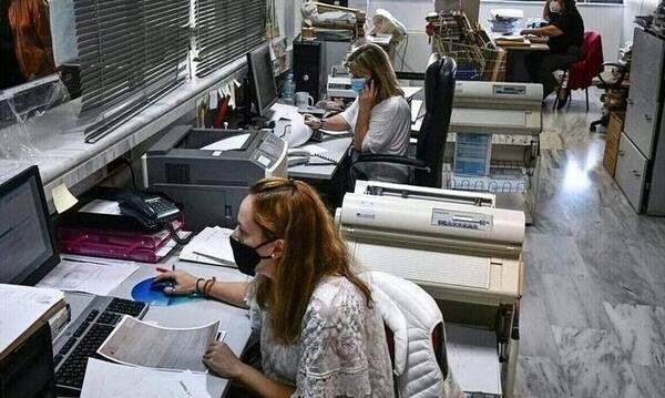 Αυξήσεις στους μισθούς των δημοσίων υπαλλήλων έπειτα από 14 χρόνια