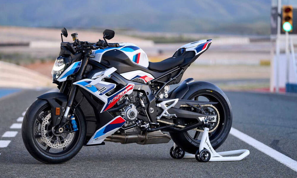 Η BMW M 1000 R δεν χρειάζεται fairing για να κατακτήσεις τις πίστες