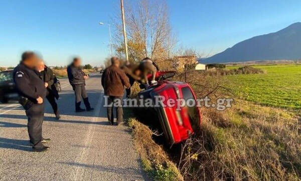 Λαμία: Τροχαίο ατύχημα με αυτοκίνητο που ανετράπη κοντά στο Λιανοκλάδι
