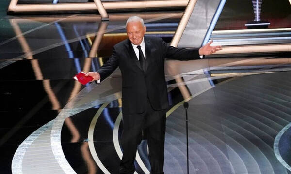 Στο σπίτι του Anthony Hopkins τον πρώτο ρόλο έχουν το πιάνο και η γάτα του