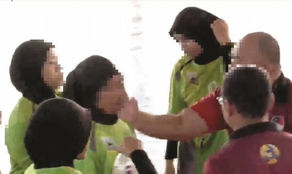 Βόλεϊ: Προπονητής χαστουκίζει κορίτσια κάτω των 14 ετών σε τάιμ άουτ - Σκληρές εικόνες (video)