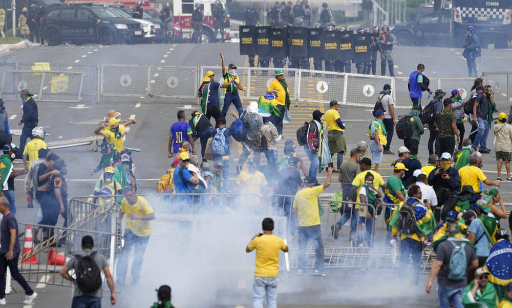 Βραζιλία: Σκηνές εμφυλίου - Στέλνονται ενισχύσεις στην Μπραζίλια