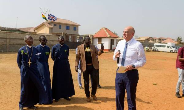 Στην Γκάνα ο Δένδιας: Επισκέφτηκε το ελληνικό σχολείο του Αγίου Νικολάου