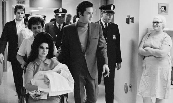 Λίζα Μαρί Πρίσλεϊ: Η ζωή της σε φωτογραφίες – Από μωρό στην αγκαλιά του Έλβις μέχρι σήμερα