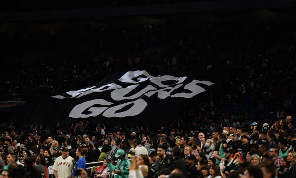 NBA: Ρεκόρ με 68.323 θεατές και άνετη νίκη για τους Ουόριορς