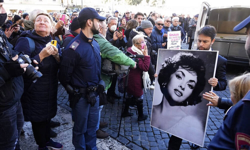 Τζίνα Λολομπρίτζιντα: Λαοθάλασσα στην κηδεία της στη Ρώμη - Λουλούδια έστειλε η Σοφία Λόρεν