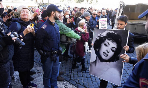 Τζίνα Λολομπρίτζιντα: Λαοθάλασσα στην κηδεία της στη Ρώμη - Λουλούδια έστειλε η Σοφία Λόρεν