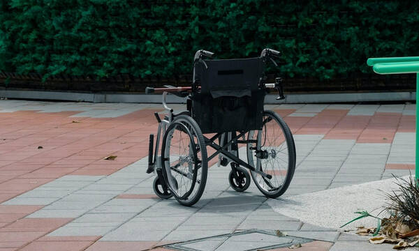 Θεσσαλονίκη: Φροντιστής κακοποιούσε άνδρα ΑμΕΑ - Τον ακινητοποιούσε με ιμάντες στο κρεβάτι