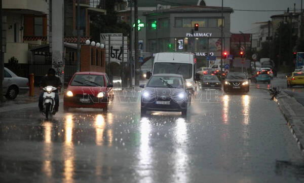 Καιρός: Χαλάζι και κλειστοί δρόμοι στην Αττική