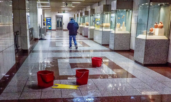 Με... κουβάδες αντιμετωπίστηκαν οι πλημμύρες στο μετρό της Αθήνας