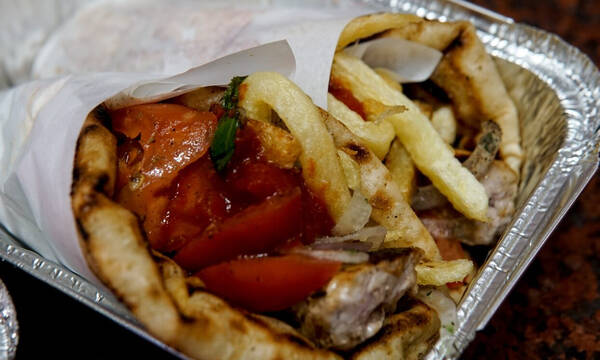 Σουβλάκι και πίτσα από «χρυσάφι» - Πόσο πωλούνται μετά τις ανατιμήσεις