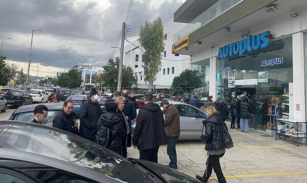 Κακοκαιρία Μπάρμπαρα: Ξεπούλησαν οι αλυσίδες χιονιού - Ουρές έξω από καταστήματα