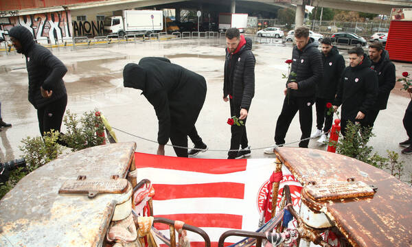 Ολυμπιακός: Στο μνημείο για τα θύματα της θύρας 7 η ομάδα μπάσκετ (photos)