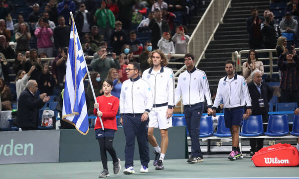 Davis Cup: Χαμός με το 112 σε χιλιάδες κινητά την ώρα που έπαιζε ο Στέφανος Τσιτσιπάς! (video)