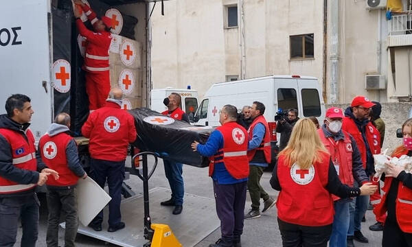 Σεισμός Τουρκία: Συγκίνηση! Χειροκροτούν το κομβόι με τη βοήθεια του Ελληνικού Ερυθρού Σταυρού