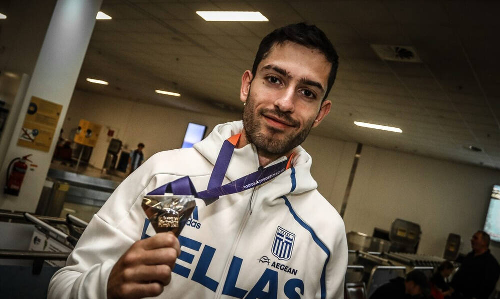 Μίλτος Τεντόγλου: Το «πιπεράτο» αποκριάτικο τραγούδι για το ρεκόρ