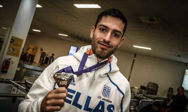 Μίλτος Τεντόγλου: Το «πιπεράτο» αποκριάτικο τραγούδι για το ρεκόρ