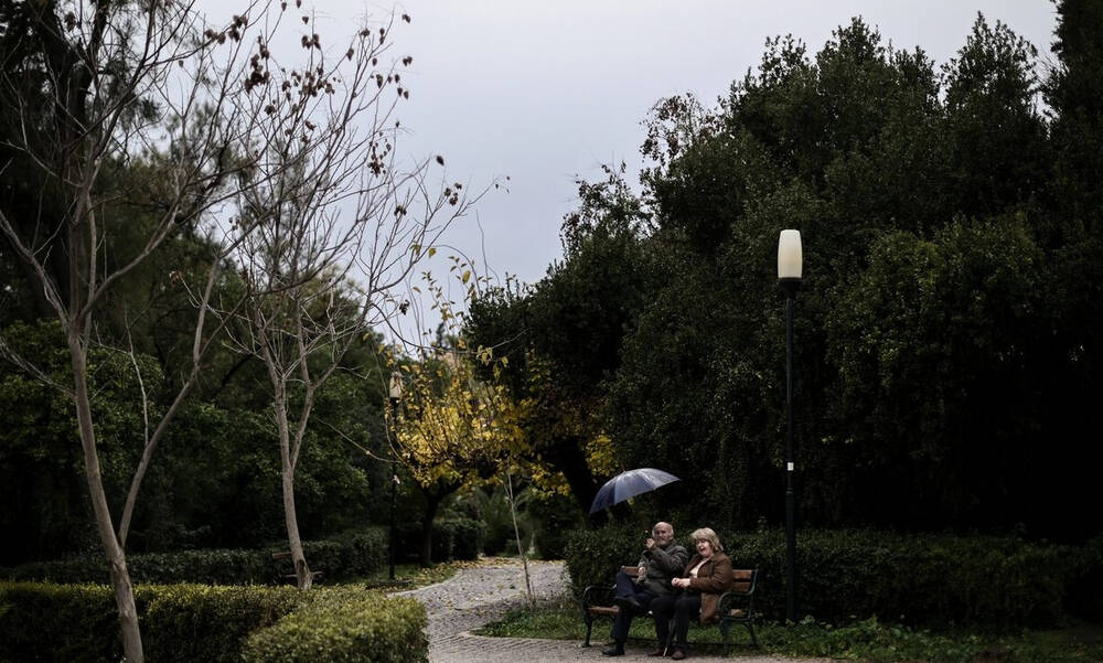 Καιρός: Πέφτει η θερμοκρασία - Σποραδικές βροχές σε περιοχές της χώρας