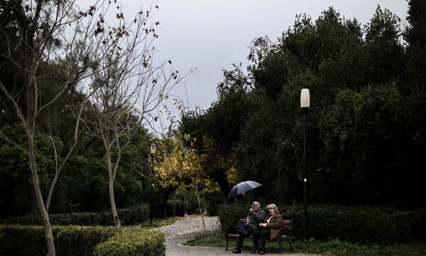 Καιρός: Πέφτει η θερμοκρασία - Σποραδικές βροχές σε περιοχές της χώρας