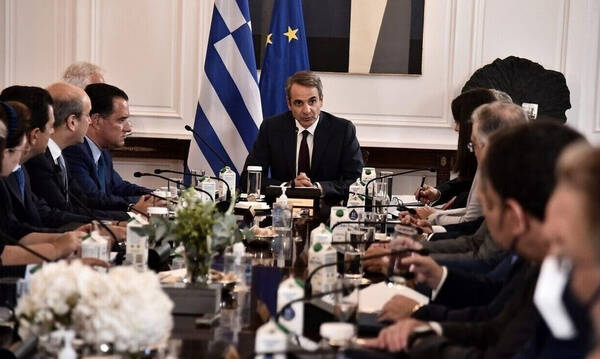 Ποιες οι δυο νέες παροχές που θα εξαγγείλει η κυβέρνηση στον «δρόμο» για τις κάλπες