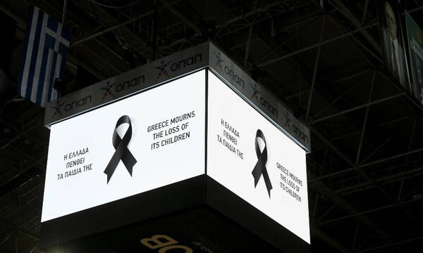 Παναθηναϊκός-Εφές: Πένθος και μαύρο πανό στο ΟΑΚΑ για την τραγωδία στα Τέμπη (photos)