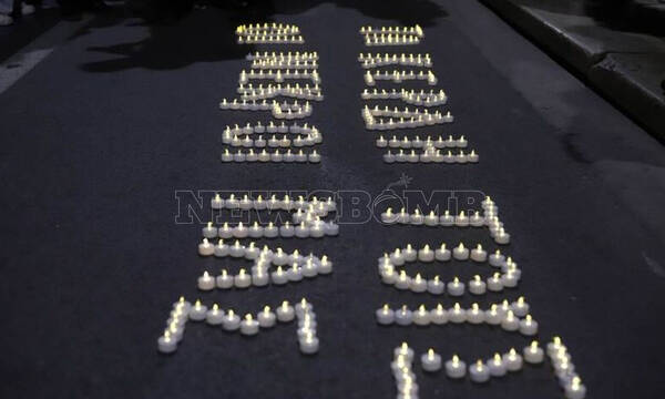 Οργή, μαύρα πανιά και «δεν ξεχνώ» στο Σύνταγμα για τα θύματα στα Τέμπη