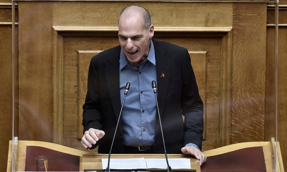 Ξυλοκόπησαν τον Γιάνη Βαρουφάκη στα Εξάρχεια