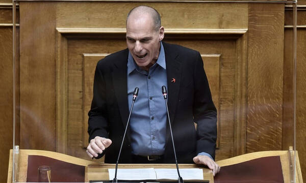 Ξυλοκόπησαν τον Γιάνη Βαρουφάκη στα Εξάρχεια