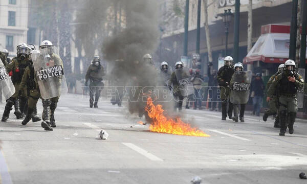 Aπεργία: Πλήθος κόσμου στην πορεία για τα Τέμπη - Επεισόδια στο Σύνταγμα